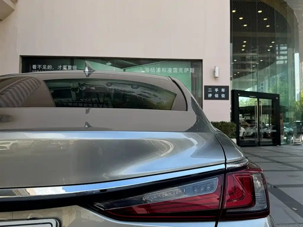 Lexus ES 2018 — фото 12