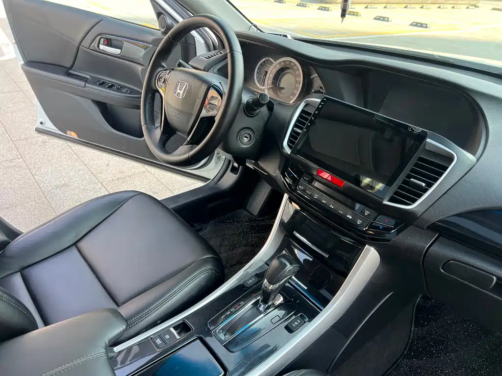 Honda Accord 2017 — фото 16