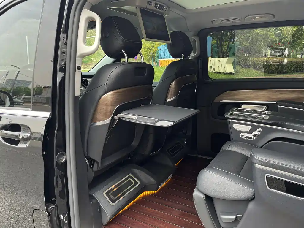 Mercedes-Benz V-Class 2023 — фото 10