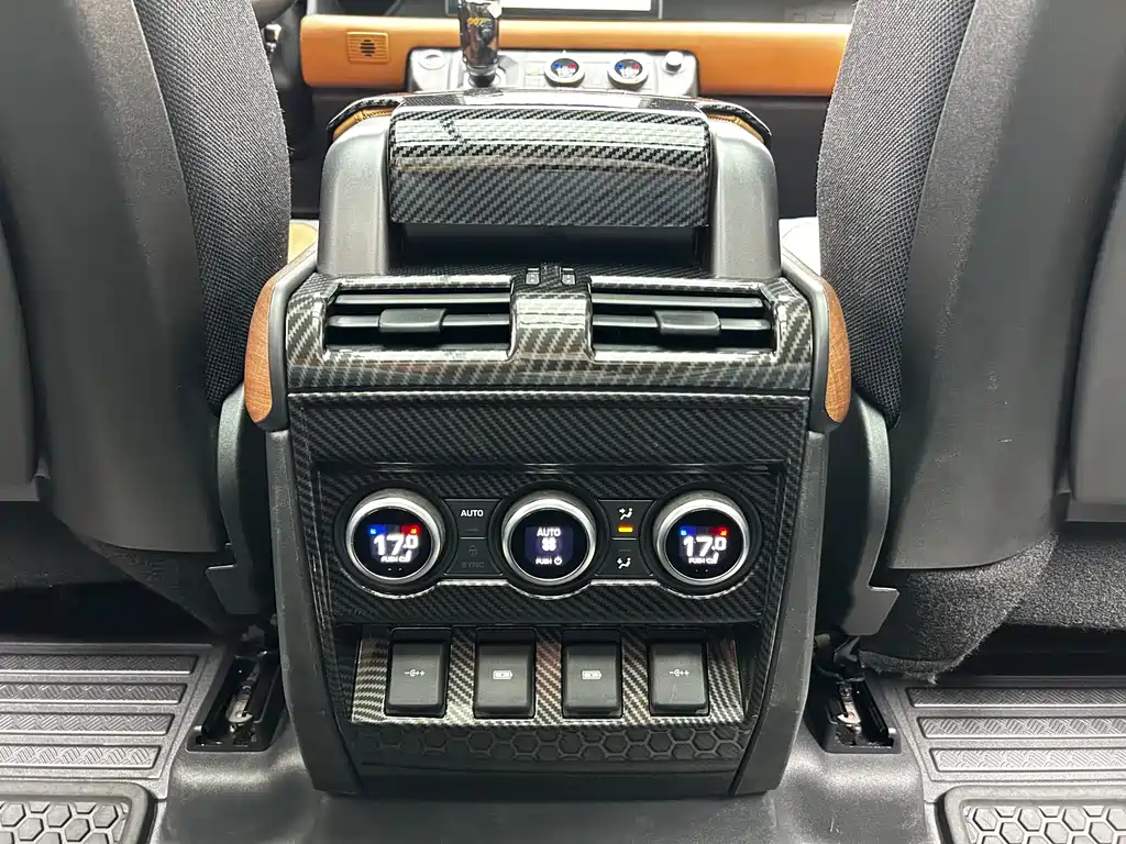 Land Rover Defender 2021 — фото 16
