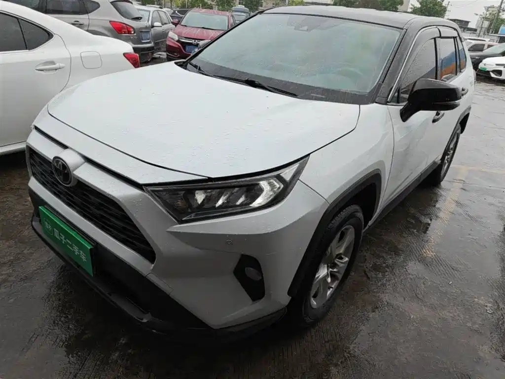 Toyota RAV4 2021 — фото 1