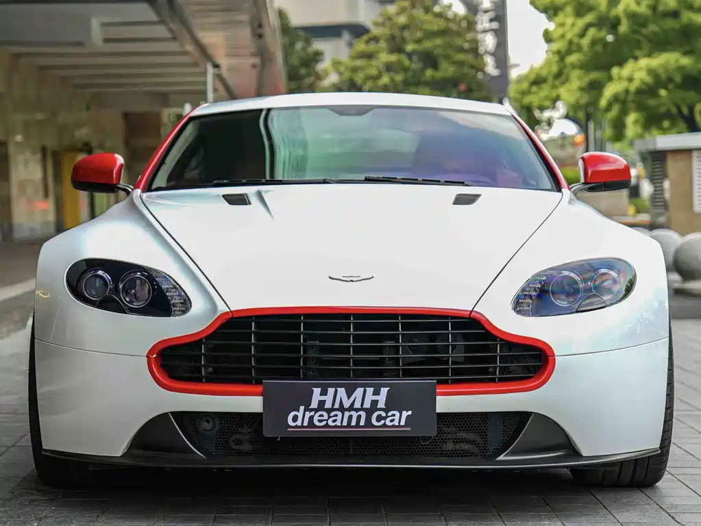 Aston Martin V8 Vantage 2017 — фото 2