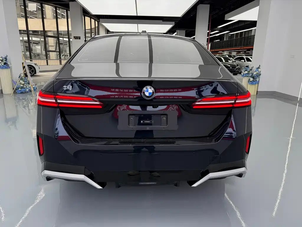 BMW 5 Series 2025 — фото 14