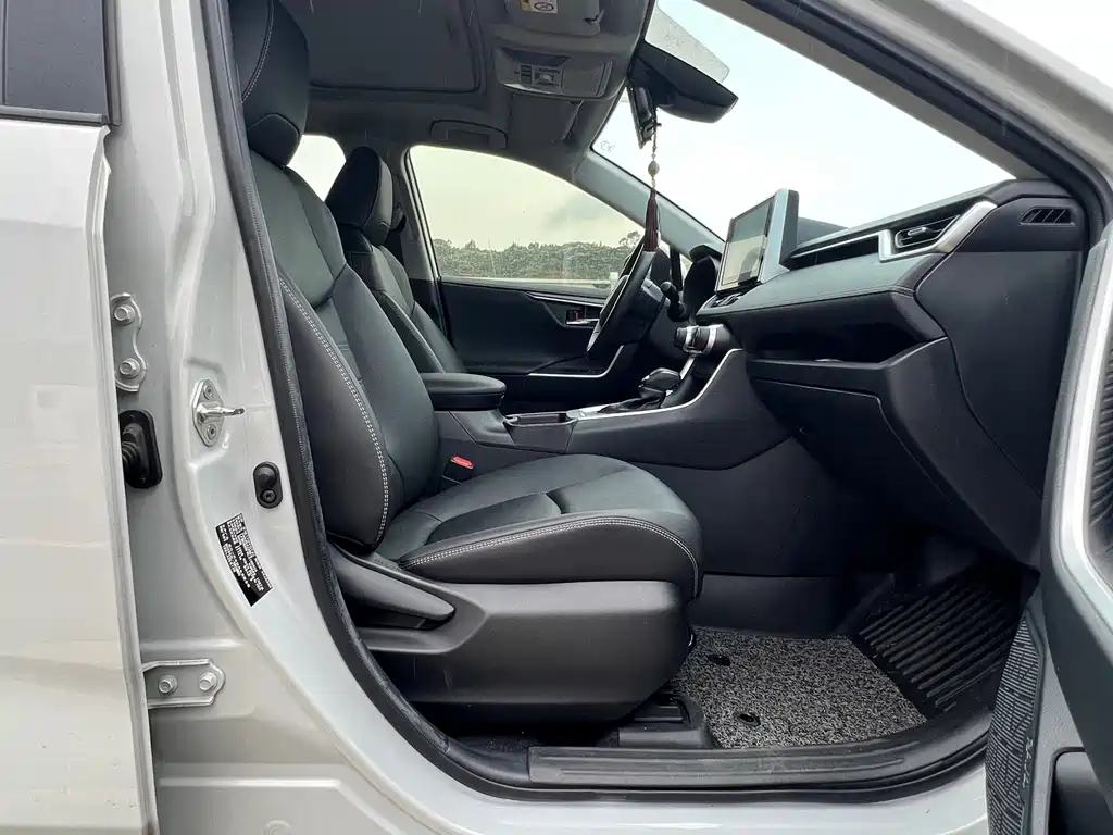 Toyota RAV4 2020 — фото 11