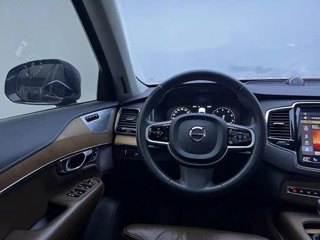 Volvo XC90 2018 — фото 23
