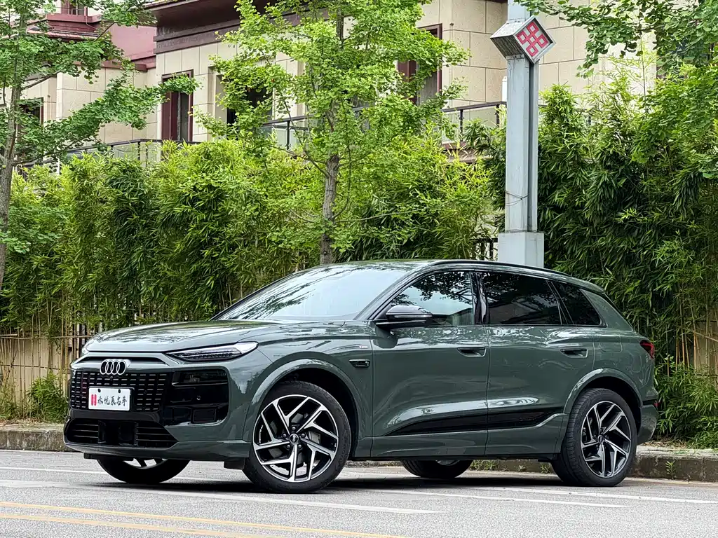 Audi Q6L e-tron 2025 — фото 1