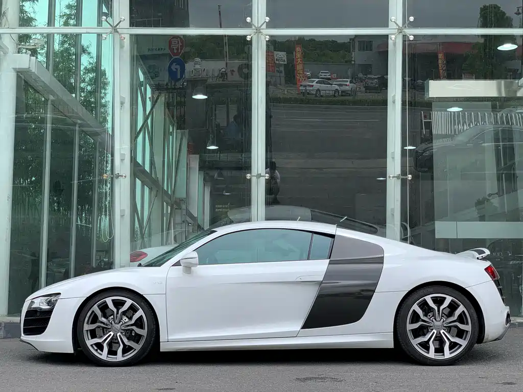 Audi R8 2012 — фото 8