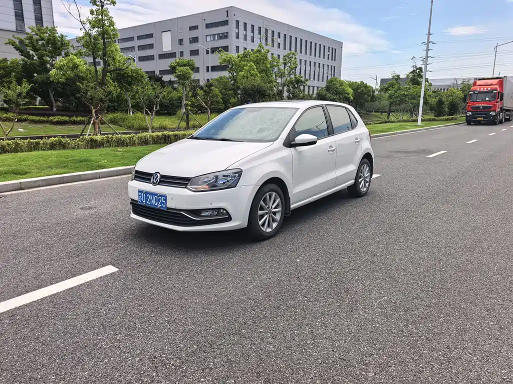 Volkswagen Polo 2015 — фото 1