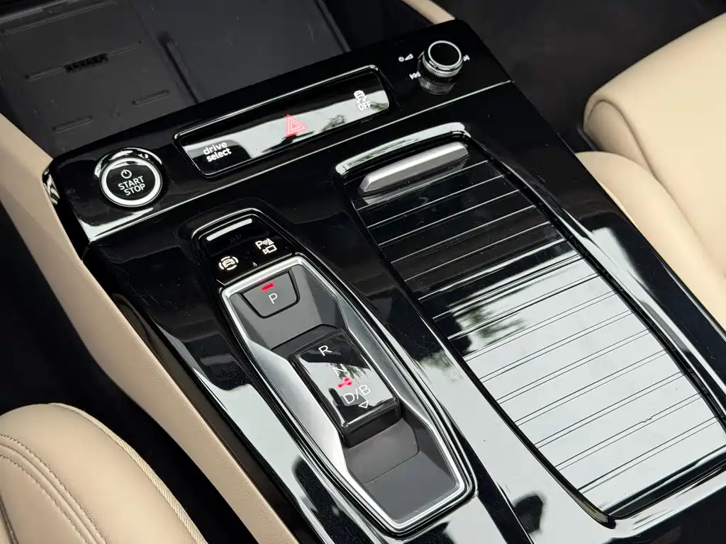 Audi Q6L e-tron 2025 — фото 10