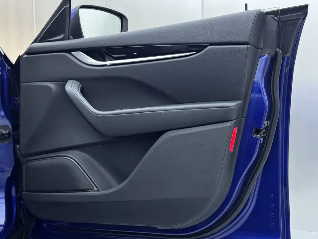 Maserati Levante 2018 — фото 18