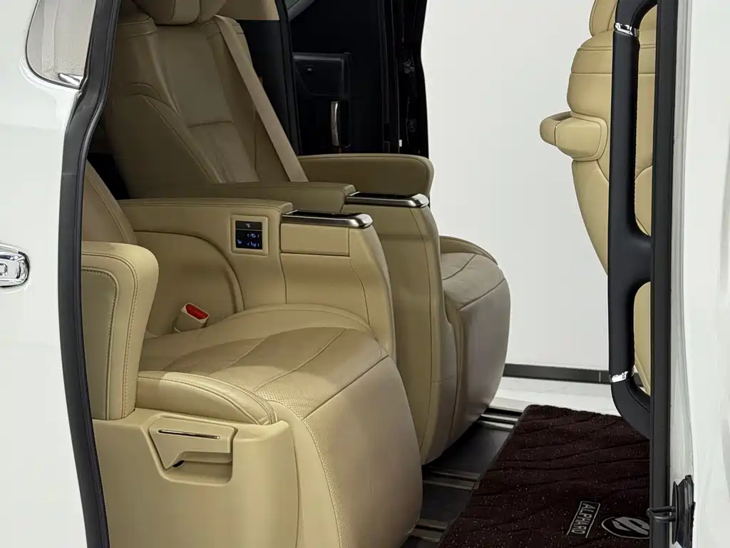 Toyota Alphard 2023 — фото 7