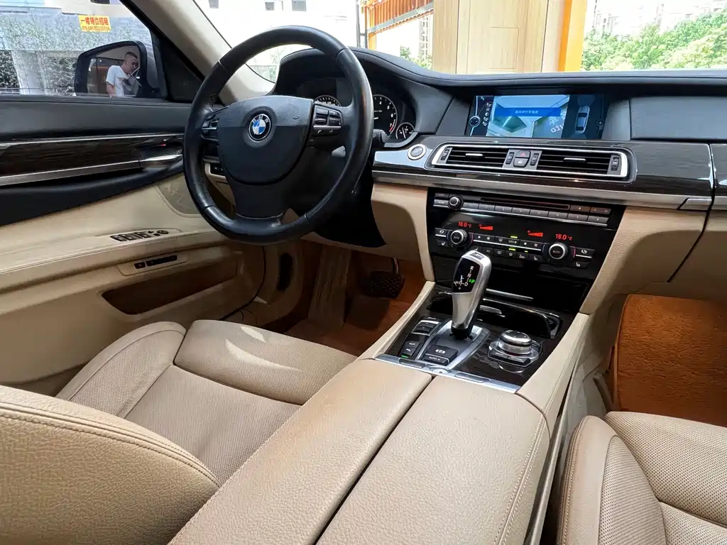 BMW 7 Series 2012 — фото 32