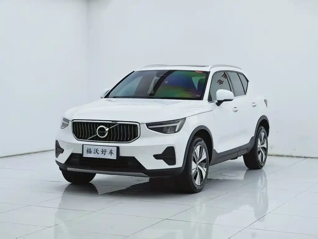 Volvo XC40 2023 — фото 1
