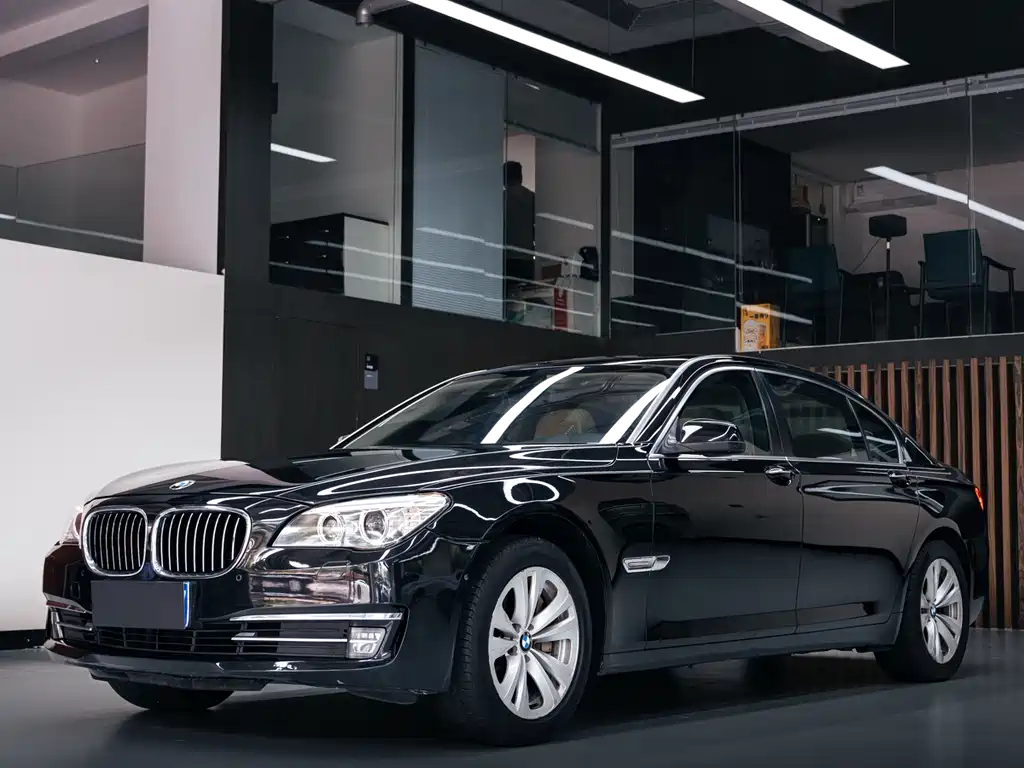 BMW 7 Series 2011 — фото 1