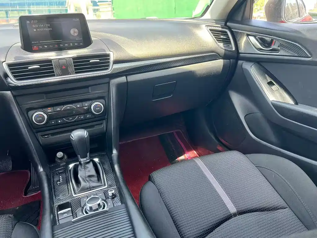 Mazda 3 Axela 2018 — фото 11
