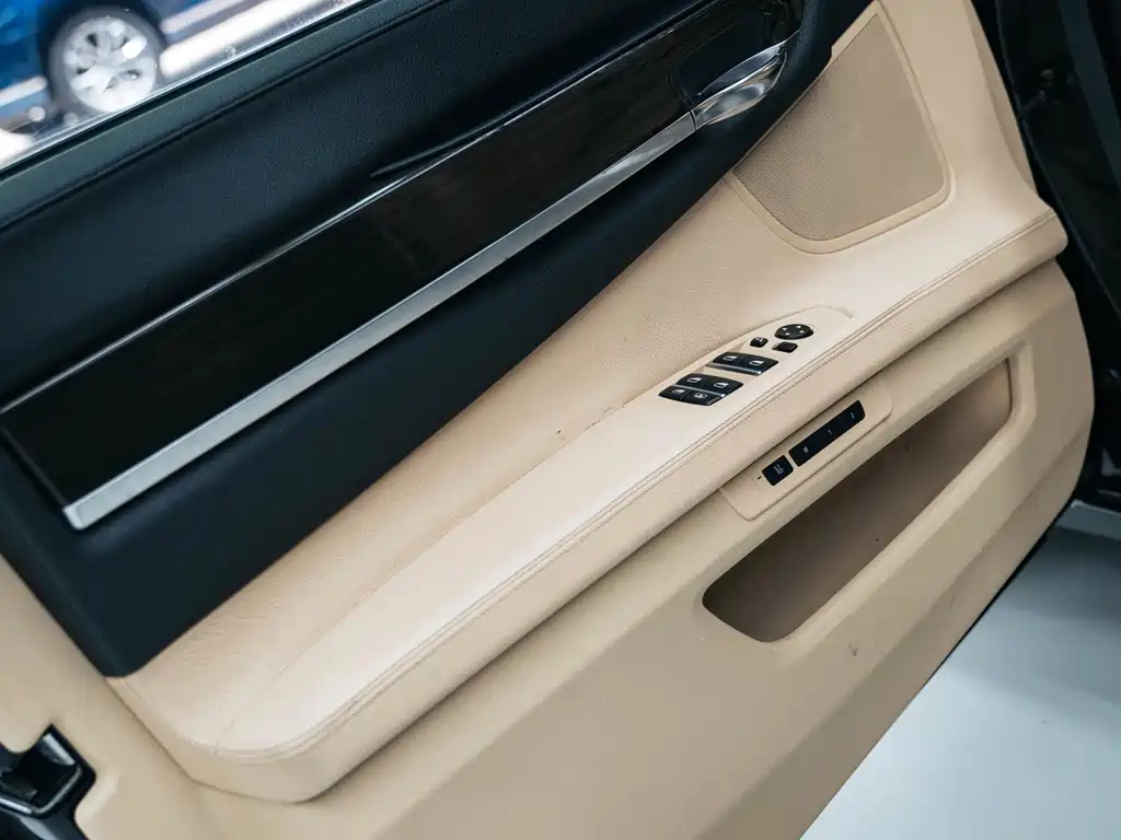 BMW 7 Series 2011 — фото 15