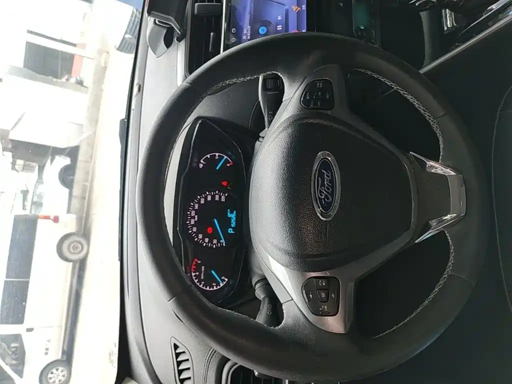 Ford Escort 2017 — фото 11