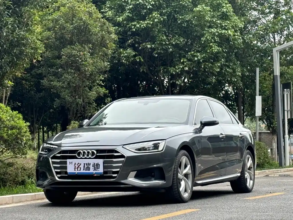 Audi A4L 2021 — фото 1