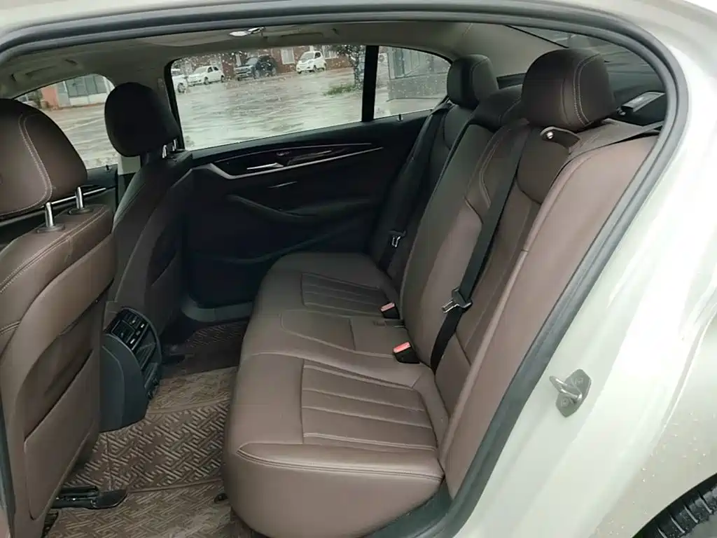 BMW 5 Series 2019 — фото 17