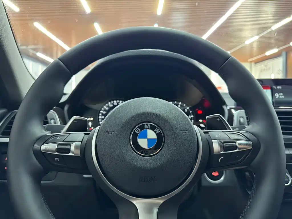 BMW 3 Series 2018 — фото 10