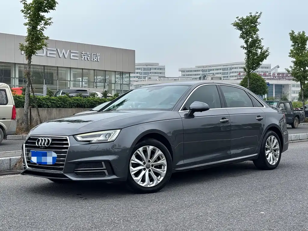 Audi A4L 2019 — фото 1