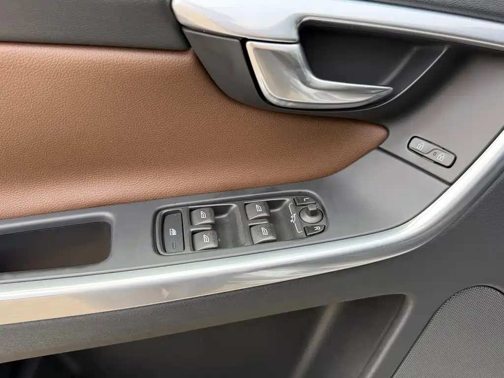 Volvo XC60 2015 — фото 19