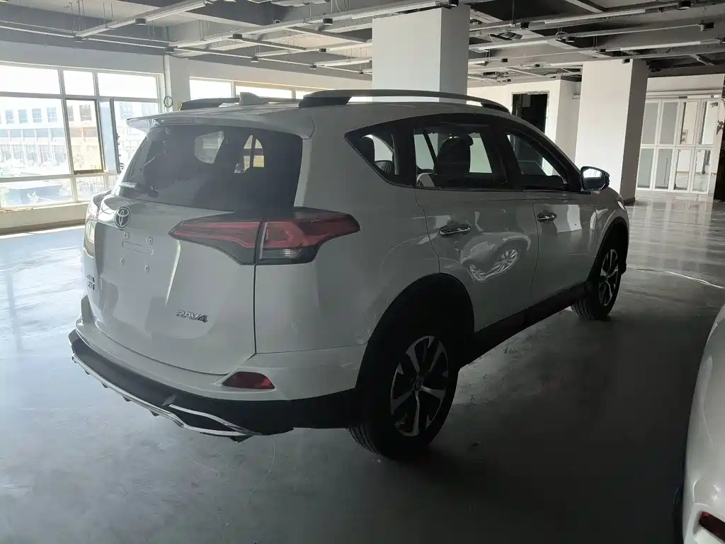 Toyota RAV4 2017 — фото 10