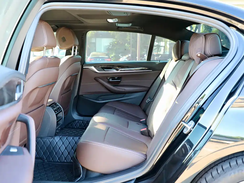 BMW 5 Series 2018 — фото 10
