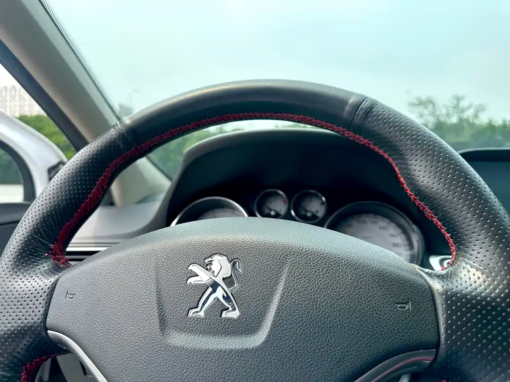 Peugeot 308 2015 — фото 17
