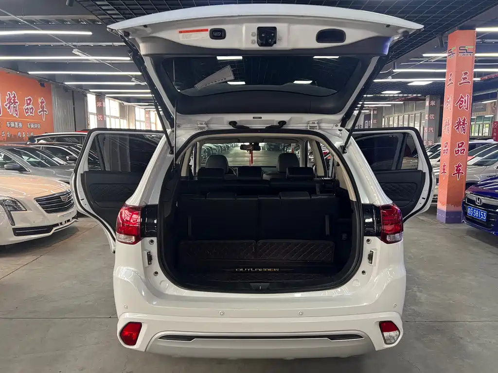 Mitsubishi Outlander 2021 — фото 14