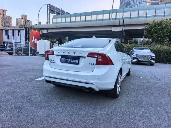 Volvo S60 Plug-In Hybrid 2015