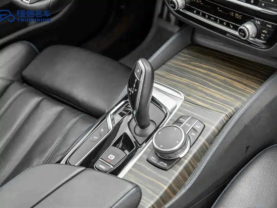 BMW 5 Series 2018 — фото 19