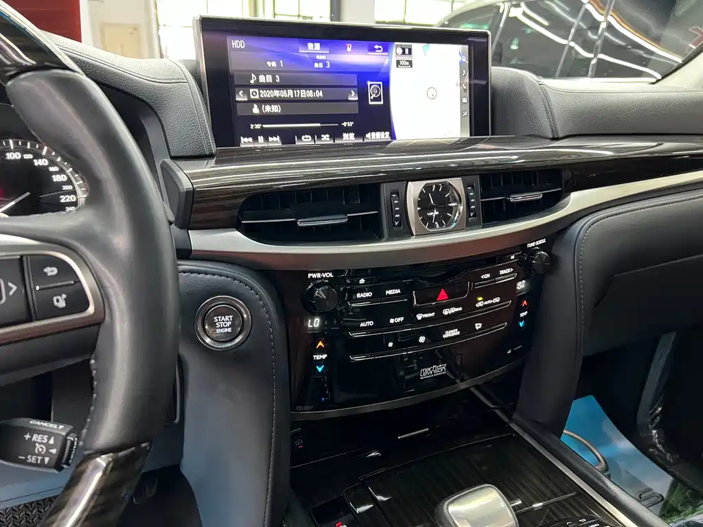 Lexus LX 2019 — фото 19