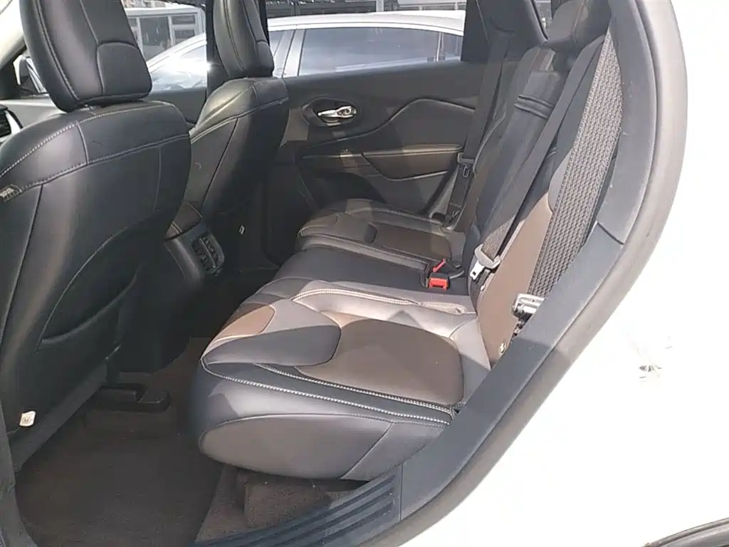 Jeep Cherokee 2017 — фото 17