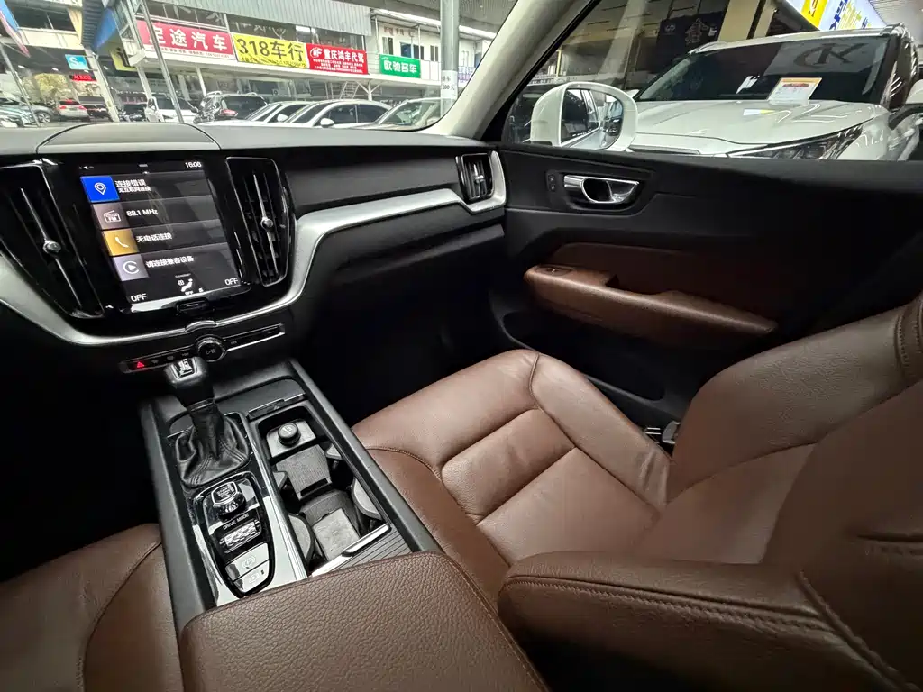Volvo XC60 2018 — фото 28