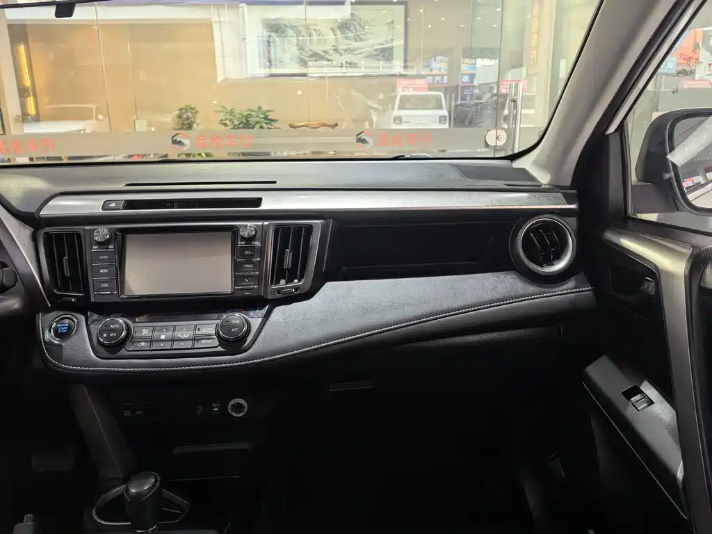 Toyota RAV4 2017 — фото 16