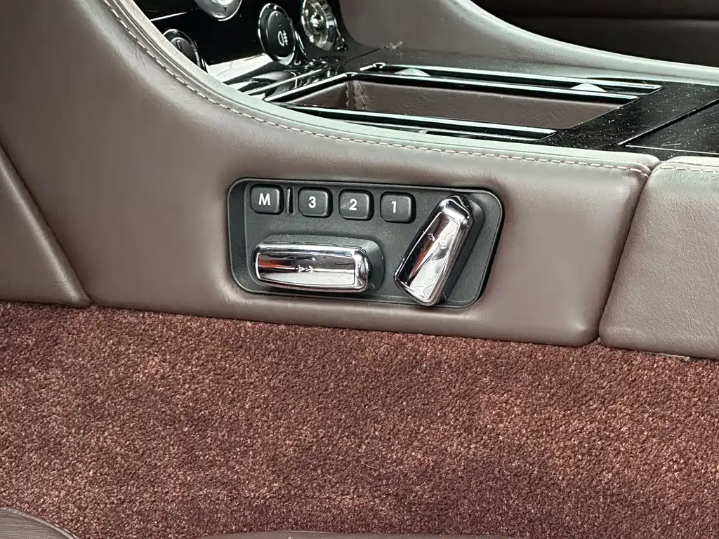 Aston Martin V8 Vantage 2014 — фото 17