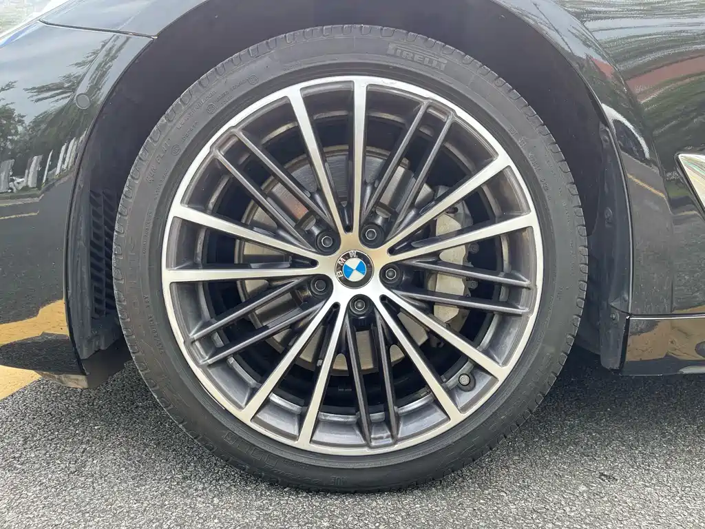 BMW 5 Series 2019 — фото 10