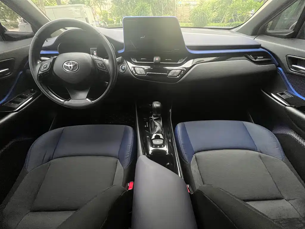 Toyota C-HR 2018 — фото 11