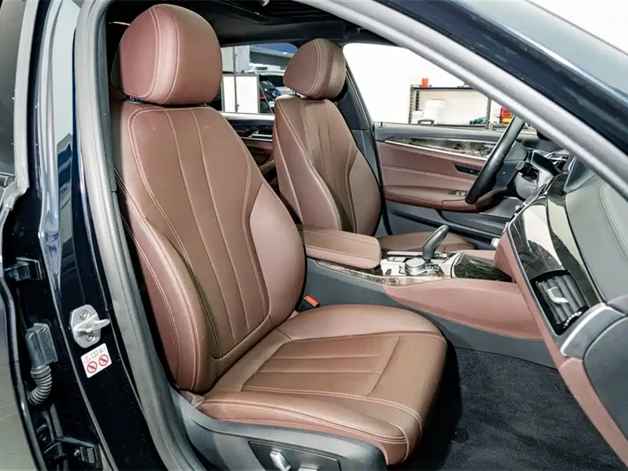 BMW 5 Series 2018 — фото 19