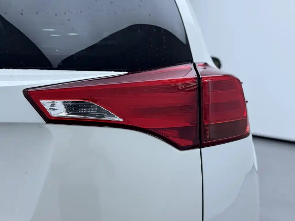 Toyota RAV4 2016 — фото 11