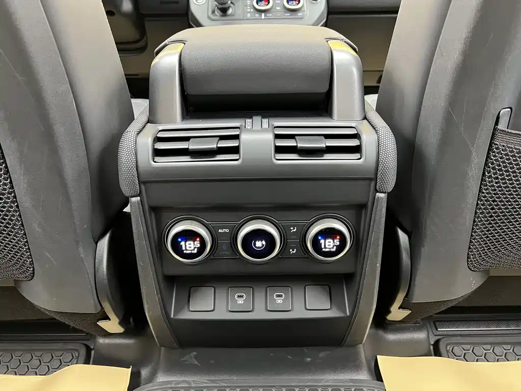 Land Rover Defender 2023 — фото 23