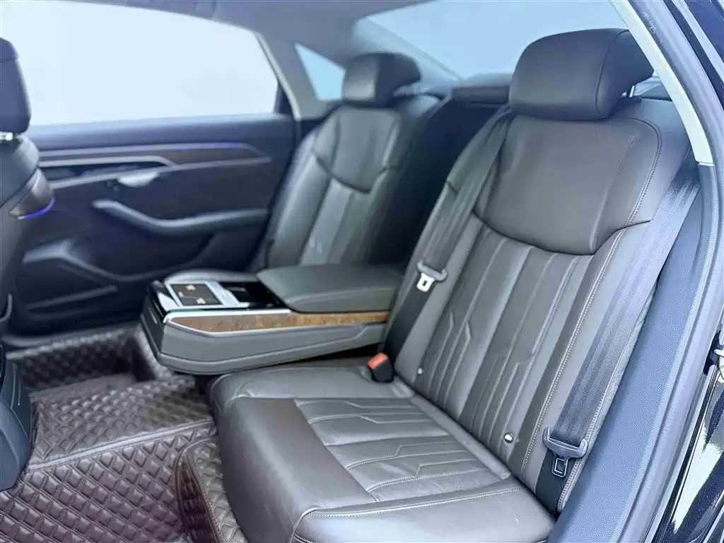 Audi A8 2018 — фото 18
