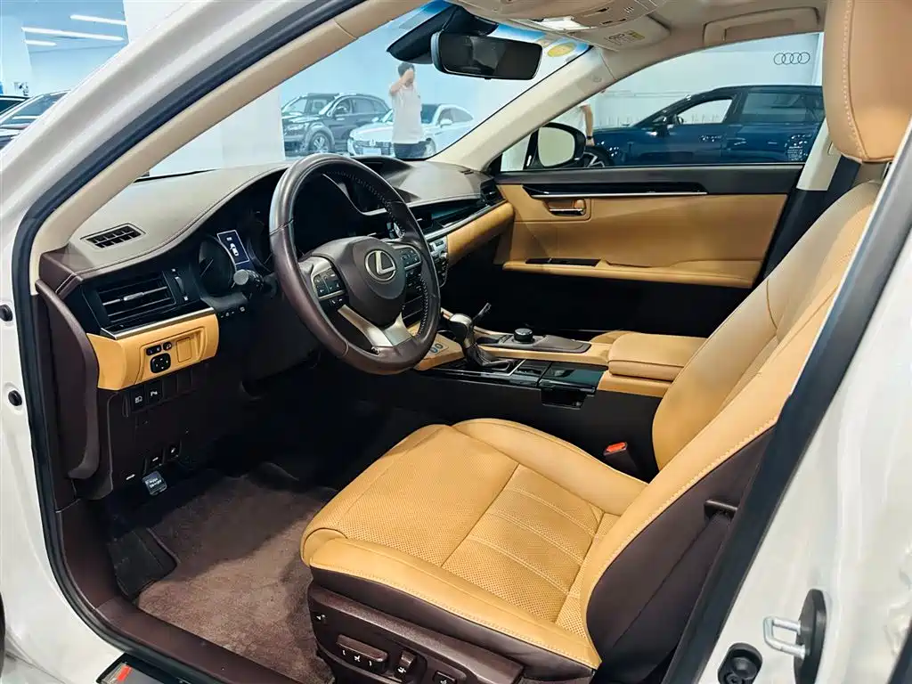 Lexus ES 2018 — фото 10