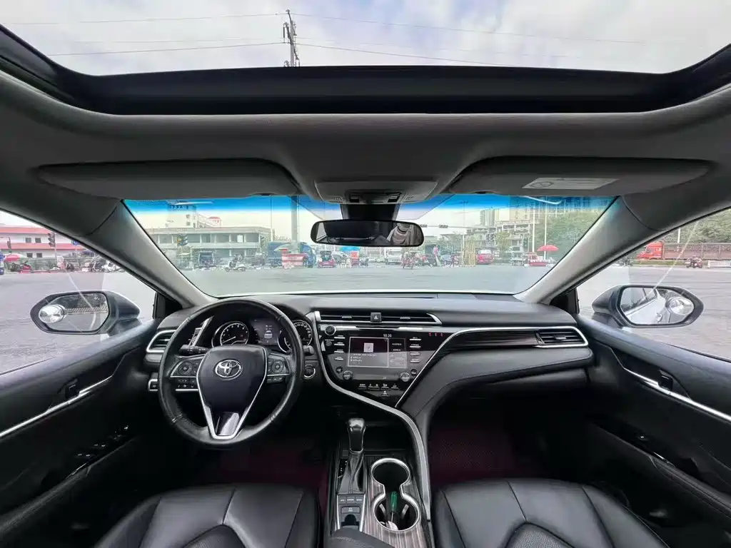 Toyota Camry 2018 — фото 9
