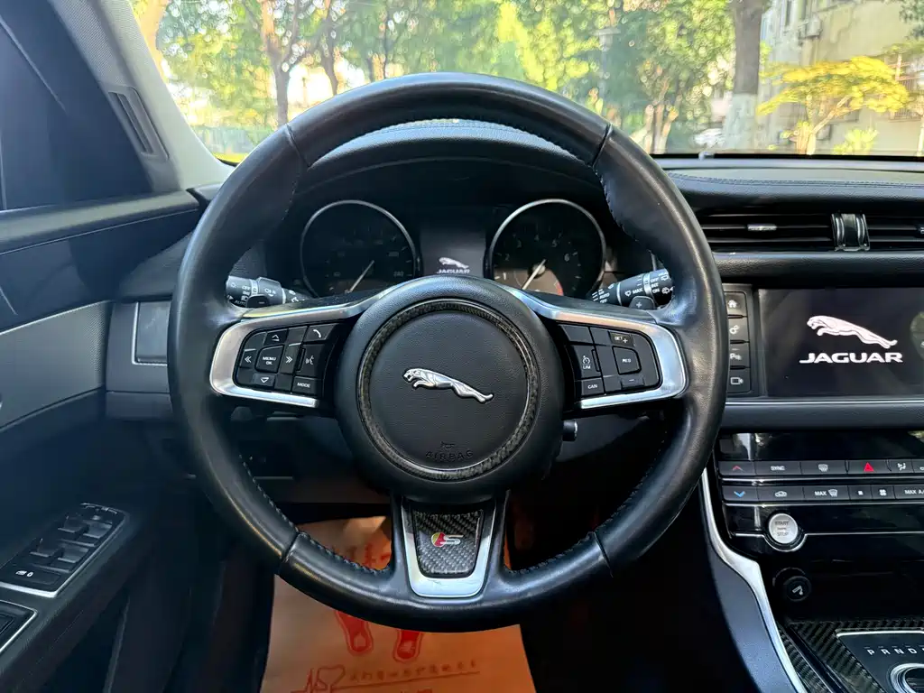Jaguar XF 2019 — фото 25