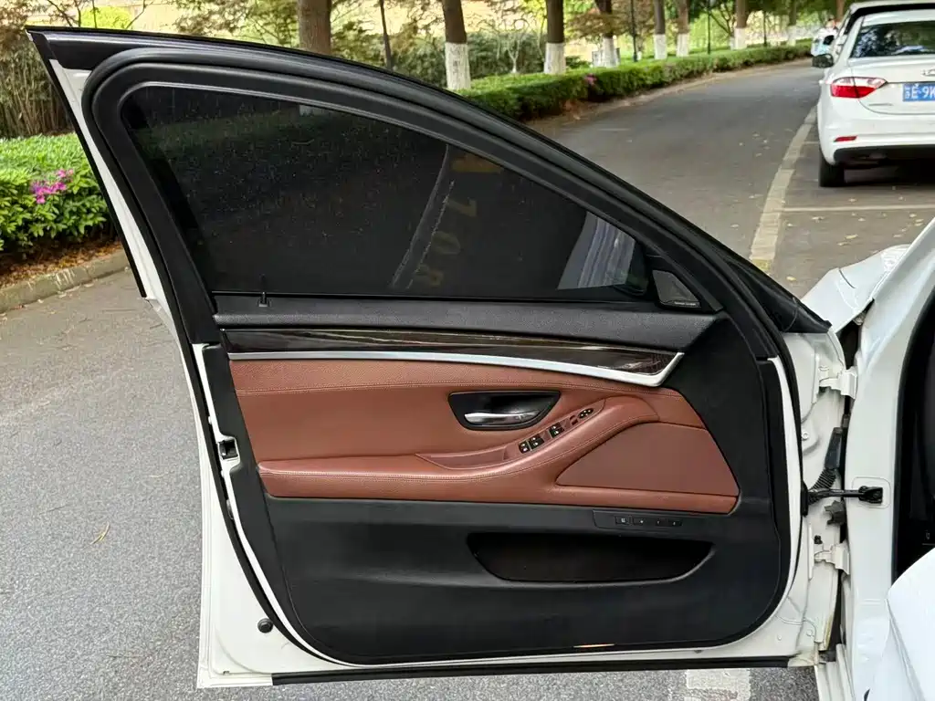 BMW 5 Series 2015 — фото 14