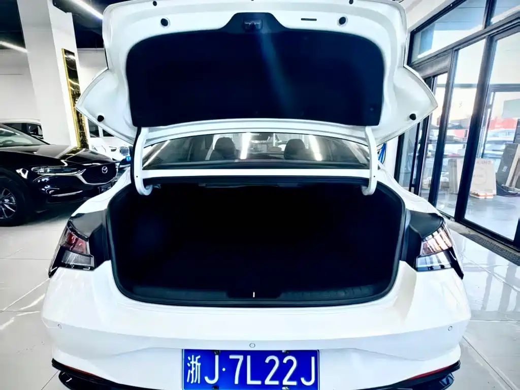 Hyundai Elantra 2021 — фото 16