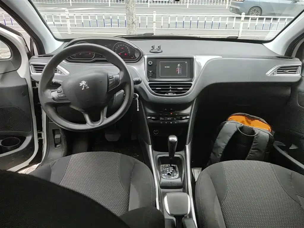 Peugeot 2008 2015 — фото 10