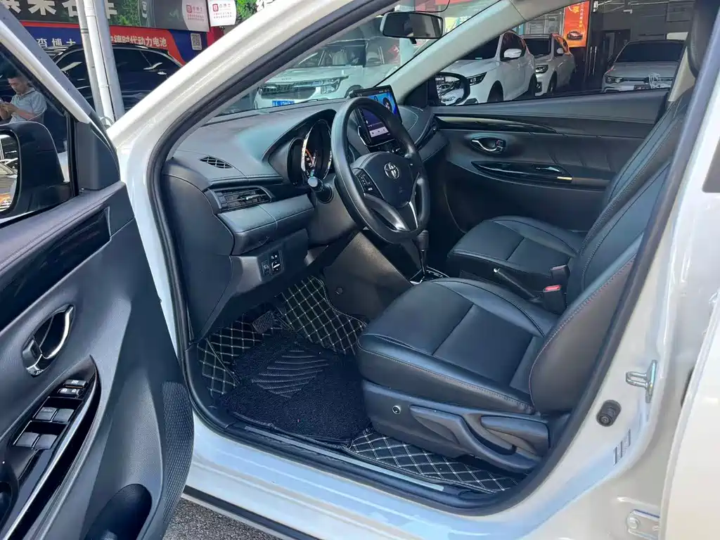 Toyota Yaris L 2022